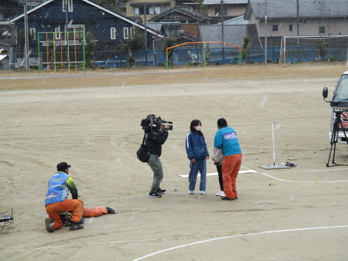 代表でクイズに回答する児童たち