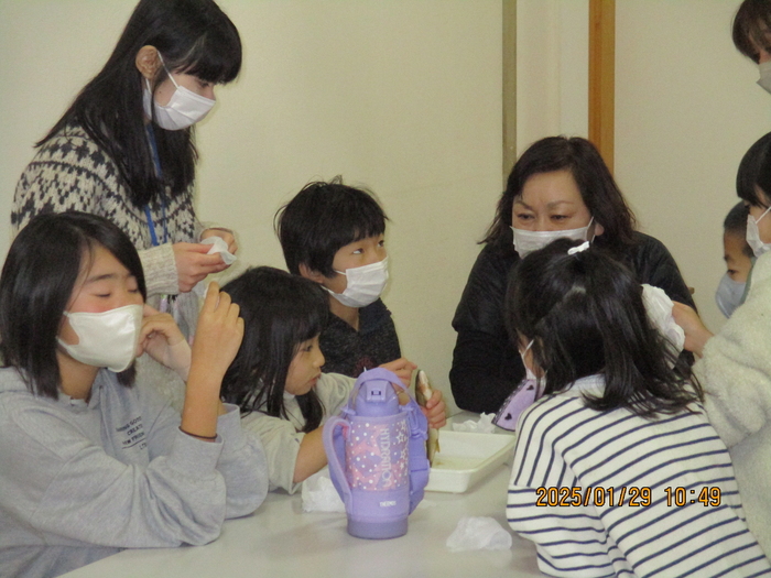 鮎に触れて観察
