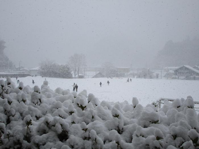 雪の中でも楽しく遊ぶ児童たち