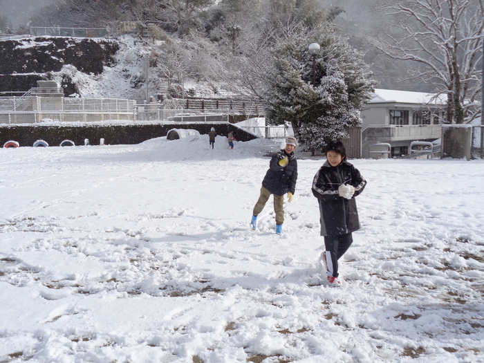 雪玉を投げる児童たち