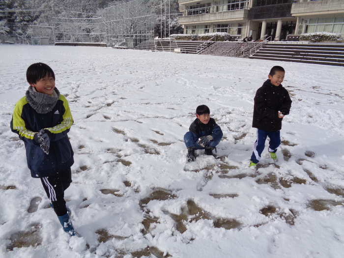 雪玉を投げあう児童たち