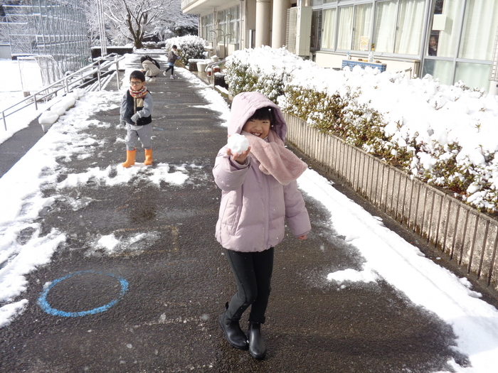 雪玉を見せに来てくれた児童