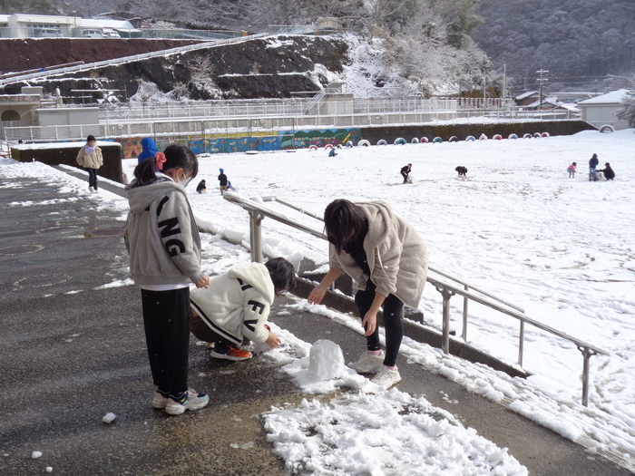 雪玉を作る児童たち