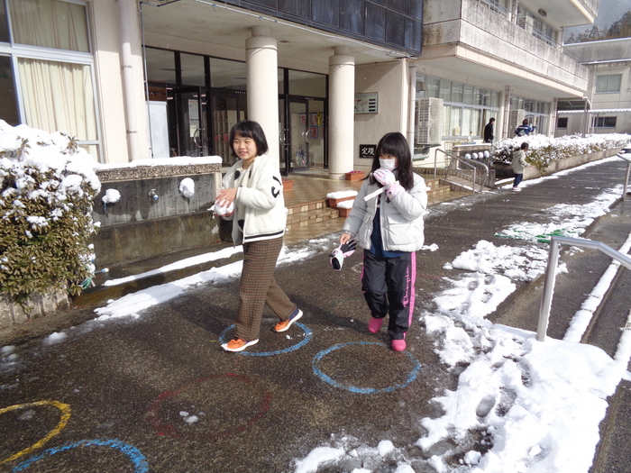 雪玉を投げあう児童たち