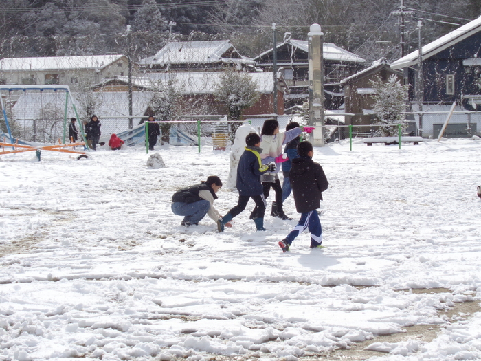 雪玉を投げあう児童たち