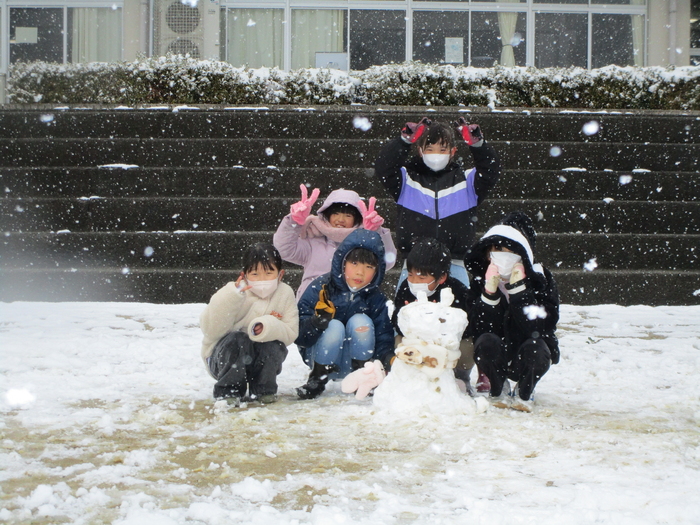 雪だるまといっしょにピース！