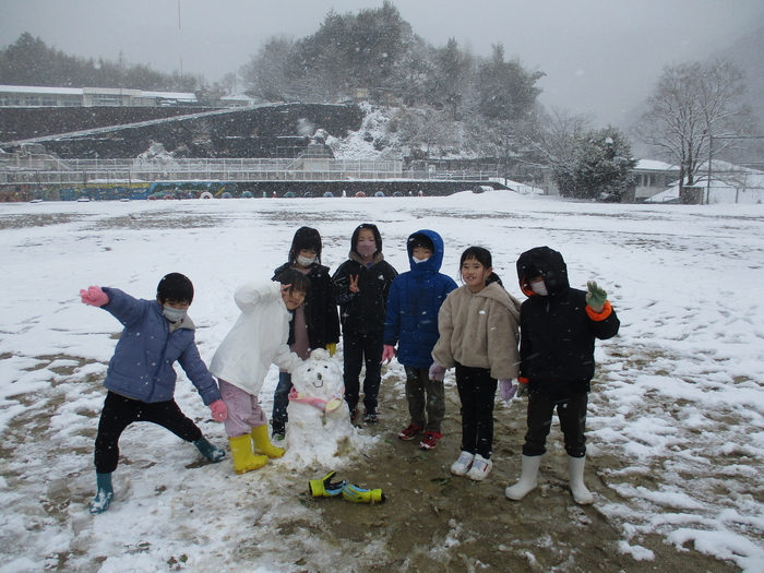 雪だるまといっしょにピース！